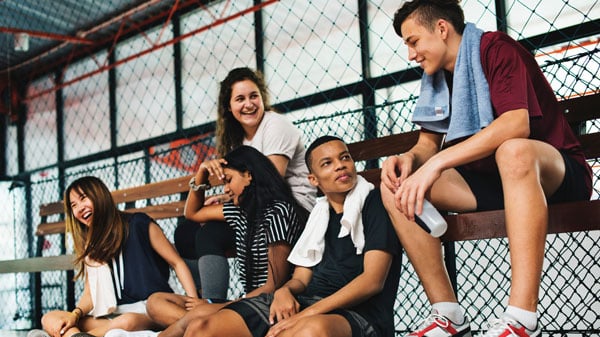 Jeunes sportifs se reposant après l'effort