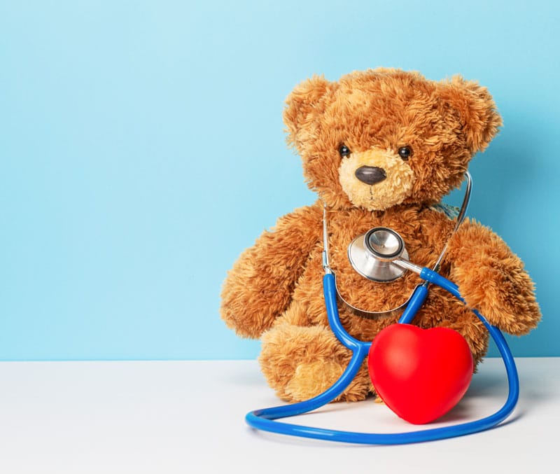 Ours en peluche avec un stéthoscope de docteur et un coeur
