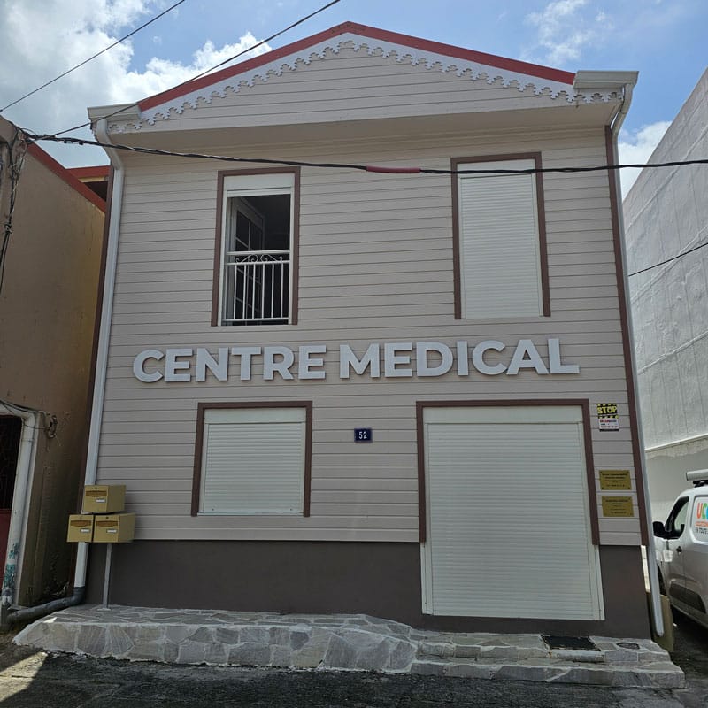 Façade du centre médical où se situe le cabinet de cardiopédiatrie du docteur D'Orazio au Lamentin